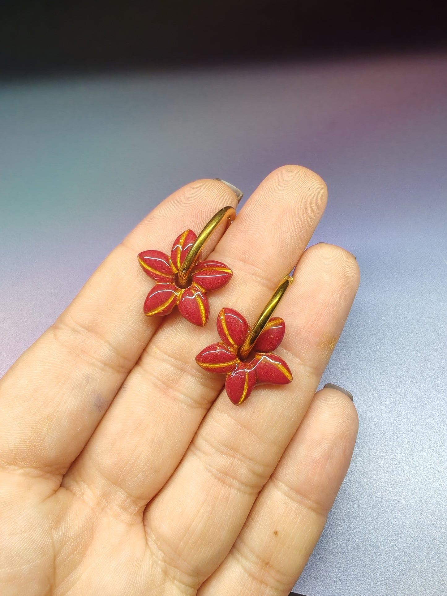 Fleur de tiaré rouge-doré